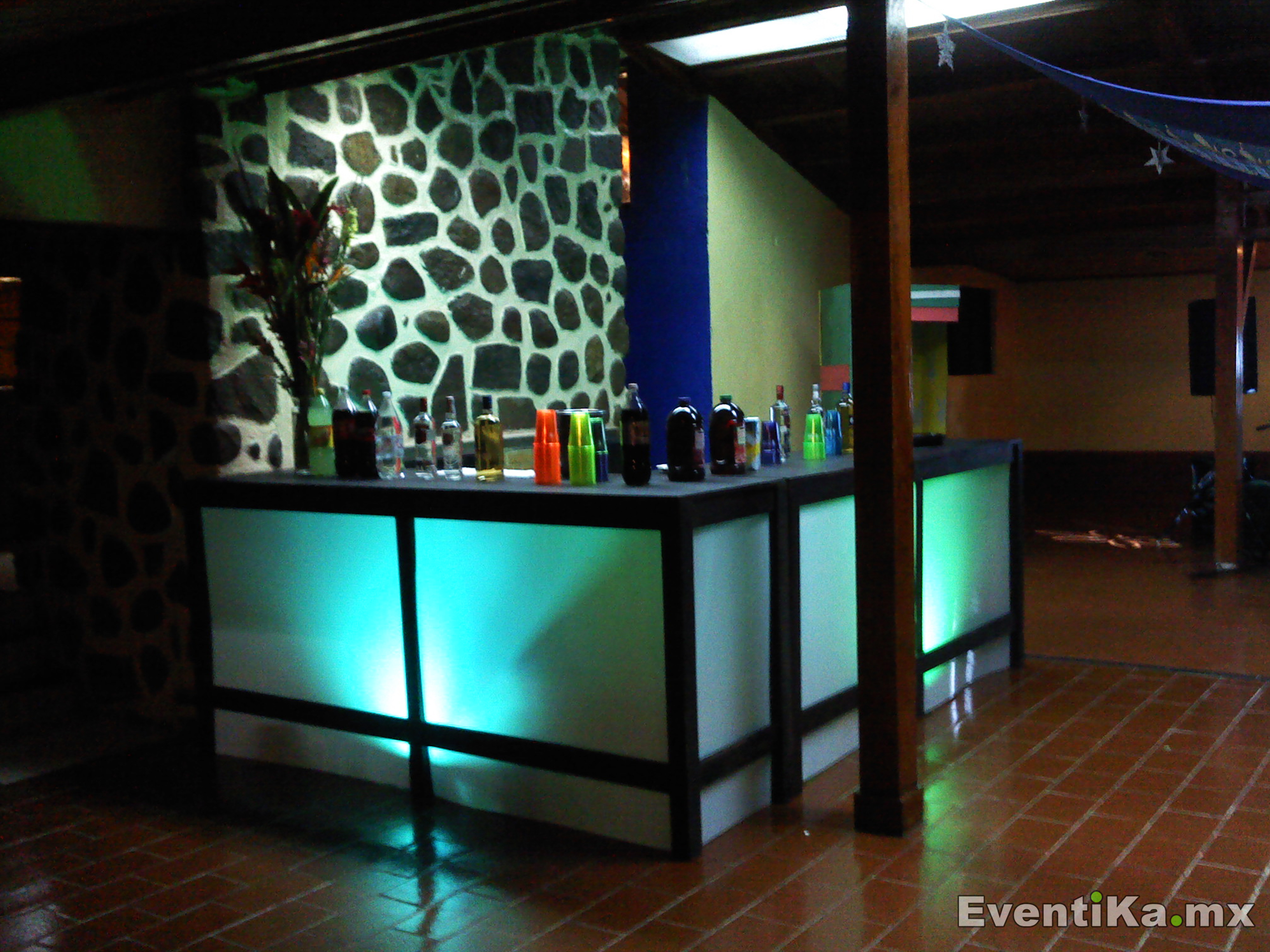 Renta de Barra Vintage Luminosa con servicio de Barman  Renta de Salas  Lounge, Mobiliario Vintage y Equipo para Eventos